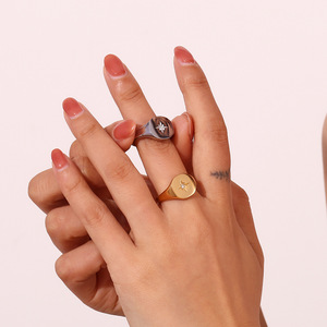 Anillo de Acero Inoxidable Chapado en Oro de 18K con Microincrustaciones de Circonita de Colores, Anillo Delgado y Versátil de Lujo Ligero para Mujer - Product Image 3