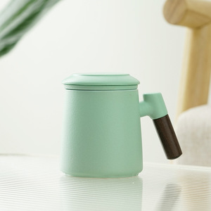 Tasse à thé de bureau personnalisée de grande capacité Tasse en céramique au design moderne <span class=keywords><strong>avec</strong></span> poignée en bois <span class=keywords><strong>Filtre</strong></span> à couvercle pour la séparation du thé - Product Image 3