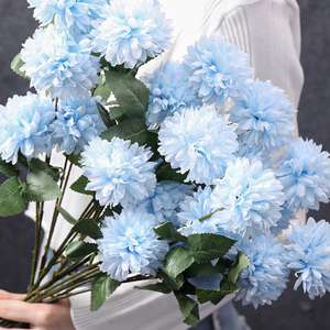 ดอกไม้ผ้าไหม Ranunculus สีฟ้าที่สมจริงสำหรับช่อดอกไม้เจ้าสาวดอกไม้เทียมสีฟ้าสำหรับฉากหลังสตูดิโอถ่ายภาพ