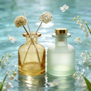 Bouteilles de diffuseur à roseaux rechargeables uniques en verre ambré transparent de 50 ml et 150 ml pour hôtels de luxe, vente en gros - Product Image 1