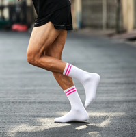 Chaussettes de course de haute qualité avec logo personnalisé, chaussettes de cyclisme respirantes, chaussettes de sport pour hommes avec logo personnalisé, compression et performance