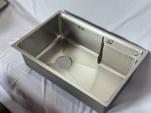 Fregadero de Cocina de Acero Inoxidable 304 Personalizado de Fábrica Leimanxi, 0.75 mm de Grosor, 4 Orificios, Modelo de Electrólisis 6845, Estirado Manualmente - Product Image 2