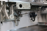 Machine d'emballage flow-pack pour confiseries au caramel avec neuf servomoteurs