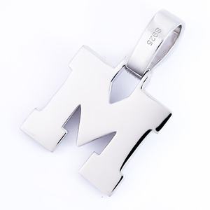 Colgante de Plata 925 con Inicial M, Moissanita VVS, Baño de Oro Blanco, Certificado por Terceros, Engaste de Garra, Joyería de Regalo Estilo Hip Hop - Product Image 4