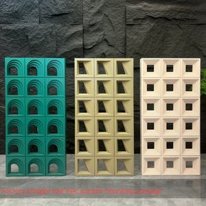 <span class=keywords><strong>Cloison</strong></span> décorative murale légère et moderne <span class=keywords><strong>en</strong></span> forme de Jiugongge, <span class=keywords><strong>en</strong></span> ciment PU, briques <span class=keywords><strong>en</strong></span> plastique ABS, filet <span class=keywords><strong>en</strong></span> acier, fond rouge tendance - Product Image 2