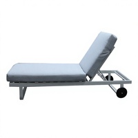 Chaise longue grise rembourrée pour l'extérieur avec dossier réglable et roulettes, idéale pour la piscine, la terrasse, le jardin