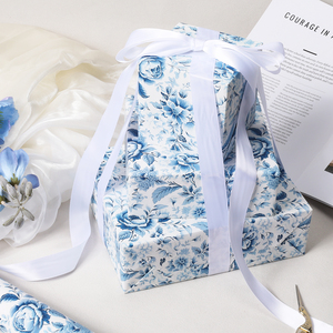 Papier d'emballage floral en porcelaine bleue et blanche chinoise, imprimé de roses à l'encre de soie pour emballage cadeau de style oriental - Product Image 4