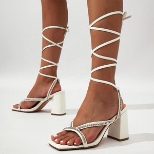 Sandales d'été confortables pour femmes à talon carré de 8 cm, avec lacets à la cheville, ornées de diamants colorés et de bout carré, idéales pour l'extérieur - Product Image 3