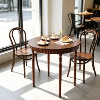 Ensemble table et chaises rondes en noyer massif de style médiéval et français, idéal pour les pâtisseries et les petites maisons