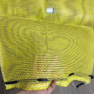 Sac en filet Raschel en plastique respirant 60*90cm pour l'emballage du bois de chauffage, des fruits, des légumes, de l'ail et des oignons - Product Image 1
