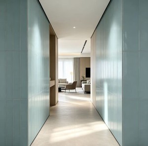 Piastrella in Porcellana Lucida Blu Lago 75x300mm, Resistente agli Acidi, Mini Piastrella Rettificata per Pareti Esterne e Pavimenti di Hotel Moderni - Product Image 5