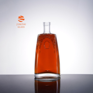 Bouteille en verre de 700 ml avec motif floral en relief, bouteille en verre carrée, adaptée pour l'emballage du brandy, du <span class=keywords><strong>cognac</strong></span> et du whisky - Product Image 1