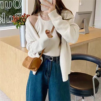 Ensemble tricoté 2 pièces pour femme : débardeur dos nu sans manches et cardigan à manches longues ouvert sur le devant, couleur unie