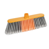 Vente en gros de balais modernes en PP souple pour animaux de compagnie, couleurs rouge, vert, bleu, jaune, avec manche en bois et poils en nylon, faciles à nettoyer