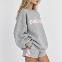 Ensemble décontracté deux pièces pour femme : sweat-shirt oversize en coton à col rond avec imprimé en relief et short de survêtement à rayures latérales