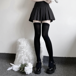 Calzini alti da donna semplici disponibili in bianco e nero in due opzioni di lunghezza - Product Image 1