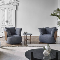 Moderner Wohnzimmer-Einzelsessel Holz-Armlehnstuhl Drehbarer Metallsockel Stoffbezogener Loungesessel
