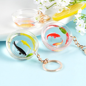 Los llaveros y colgantes de peces dorados y koi se venden con gran rapidez en los puestos de los mercados nocturnos, convirtiéndolos en recuerdos populares. - Product Image 2
