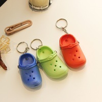 Porte-clés en plastique 3D en forme de pantoufle, mini pantoufles porte-clés pour breloques Croc, cadeau pour filles et garçons, porte-clés en forme de pantoufles simulées, pendentifs