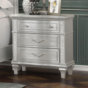 Mesa de Noche con Adornos Tallados y Detalles Plateados, Mueble de Almacenamiento Estilo Campestre Francés, Mesita de Noche Blanca Vintage - Product Image 1