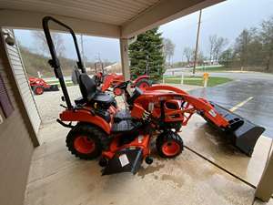 Tracteur diesel 4x4 Kioti CS2210H 2019, 22 ch, 3 cylindres, avec chargeur et tondeuse à montage central de 60 pouces, disponible à la vente - Product Image 2