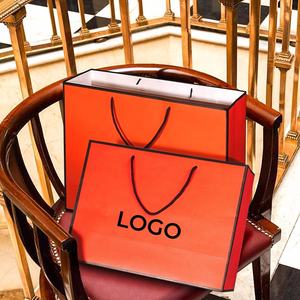 Sacs en carton orange écologiques et recyclables de luxe, impression de logo personnalisée, impression à l'écran tendance, emballage pour vêtements et chaussettes - Product Image 2