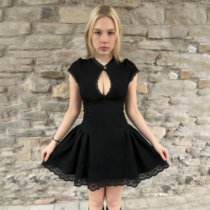 Robe d'été pour femme à manches courtes, style gothique punk sombre, avec découpes en dentelle, col montant, taille cintrée naturelle, coupe trapèze, tissée et respirante - Product Image 3