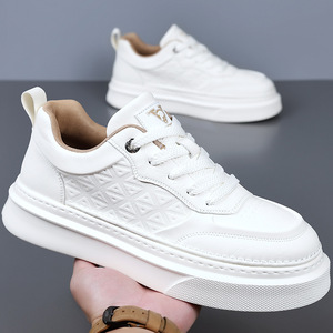 รองเท้าผ้าใบสีขาวสำหรับผู้ชาย หนังแท้ ส้นเตี้ย พื้นยาง EVA พื้นรองเท้าชั้นกลาง น้ำหนักเบา เหมาะสำหรับใส่เดินเล่นสบายๆ - Product Image 1