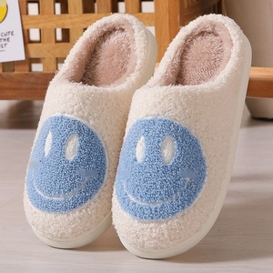 Chaussons d'hiver doux et chauds antidérapants pour <span class=keywords><strong>enfants</strong></span> et femmes, motif dessin animé visage souriant, en peluche douce, vente en gros - Product Image 4