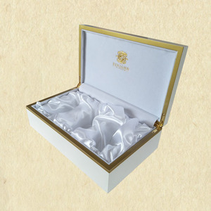 Caja de regalo de madera con forro de satén para joyería y perfume, 28x16.7x8cm, estampado en caliente con ribete dorado - Product Image 1