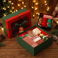 Boîte cadeau de Noël rouge et verte avec ruban et étiquette pour emballage de bonbons, pommes et autres cadeaux de fêtes