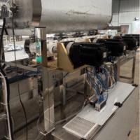 Machine de remplissage, de scellement et de sertissage automatique linéaire électrique pour canettes en aluminium 1000 BPH