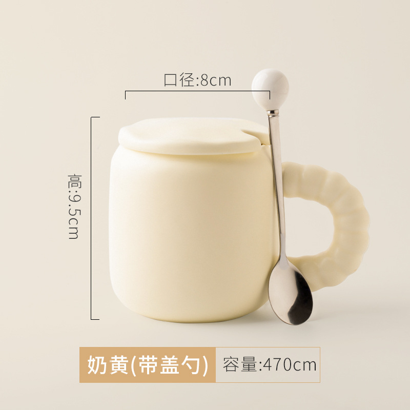 Cuchara amarilla cremosa con tapa.