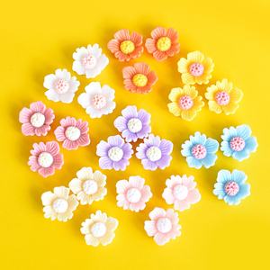 Magnifiques breloques plates en résine en forme de fleurs pour la création de bijoux DIY et accessoires pour coques de téléphone portable - Product Image 5