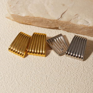 <span class=keywords><strong>Orecchini</strong></span> J&D Chunky Jewelry placcati <span class=keywords><strong>oro</strong></span> 18 carati con texture, <span class=keywords><strong>orecchini</strong></span> a strisce verticali <span class=keywords><strong>rettangolari</strong></span> in acciaio inossidabile. - Product Image 4