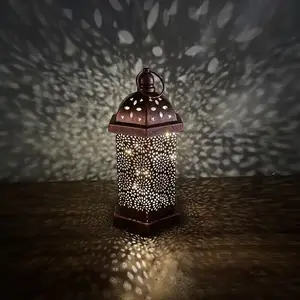 Wholesale Stock Eid Gift Retro Hollow Out LED Lantern Wrought Iron Candlelight Moroccan Lanterns Decorative Ramadan Lanterns
