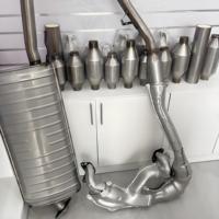 Convertidor Catalítico Ovalado Universal con Protector Térmico, Entrada de 2.5" y 2.25", Alto Flujo, 400 Celdas, Acero Inoxidable, Compatible con la Serie 410250