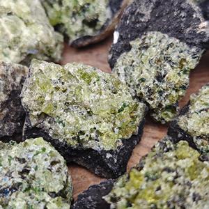 Cristales de Olivino Naturales al por Mayor, Estilo Feng Shui, Especímenes Minerales para Decoración del Hogar, Piedras Curativas en Bruto - Product Image 6