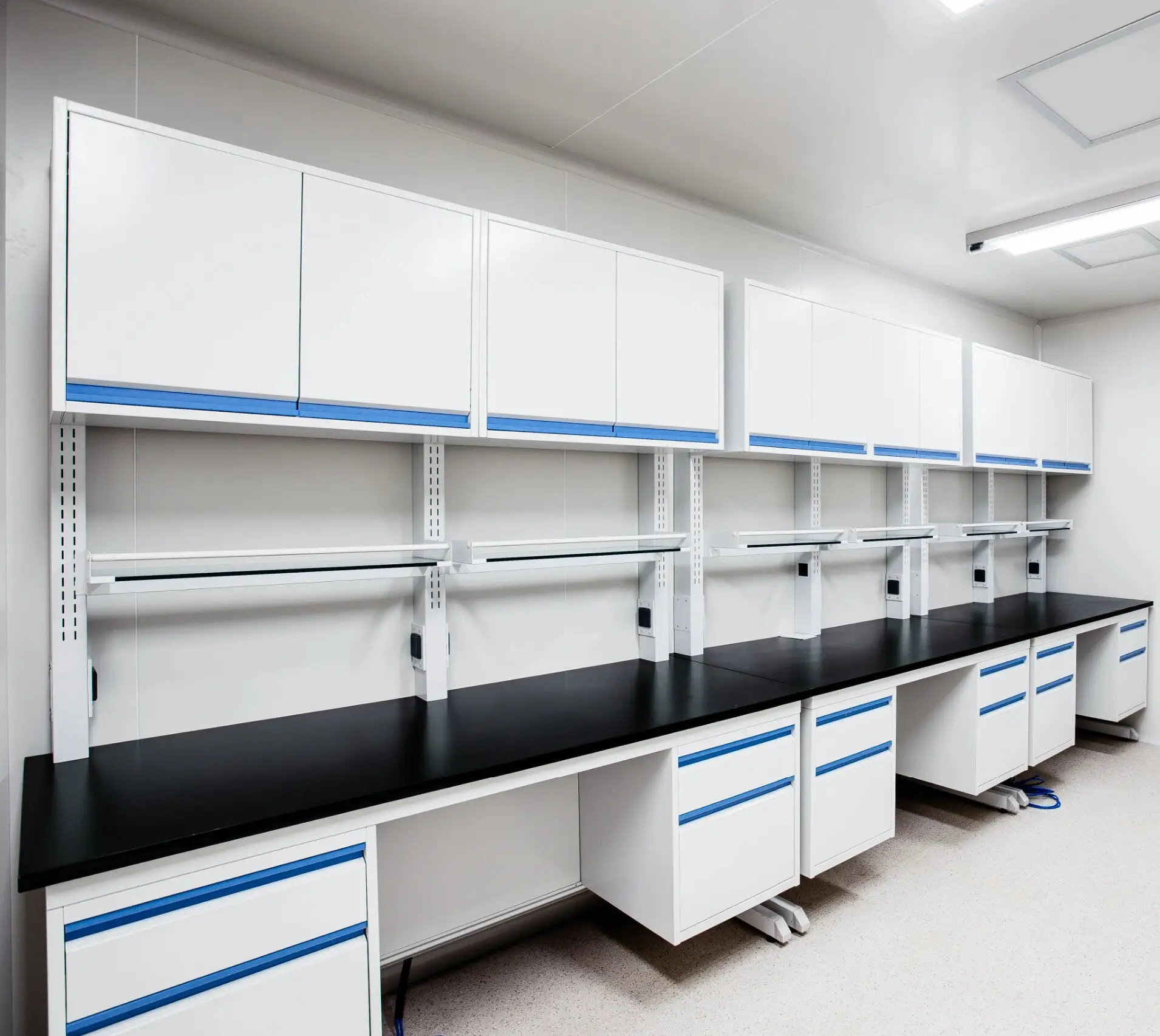Dapat disesuaikan bangku lab furnitur kimia putih dengan kabinet penyimpanan bangku dinding lab epoksi