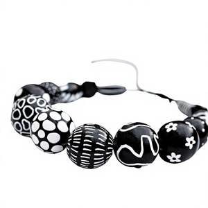 Collier fantaisie unisexe en résine noire et blanche, motif floral bohème, perles élégantes, accessoire de mode unique - Product Image 2