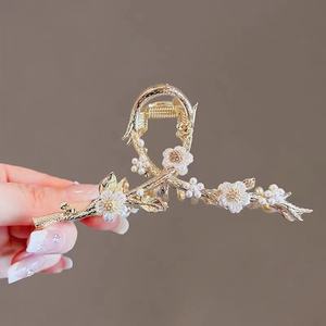 Horquilla elegante para mujer, diseño de garra de tiburón grande con perla de aleación, tocado de plástico al por mayor, horquilla de flores para niñas - Product Image 2