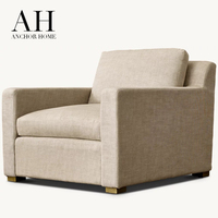 Fauteuil d'appoint moderne de luxe en lin sable avec accoudoirs larges et pieds en laiton pour salon, villa, hôtel