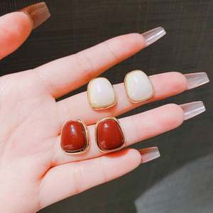 Pendientes de resina Retro francés para mujeres y niñas, joyería de fiesta a la moda, pendientes geométricos irregulares de Metal dorado, venta al por mayor - Product Image 1