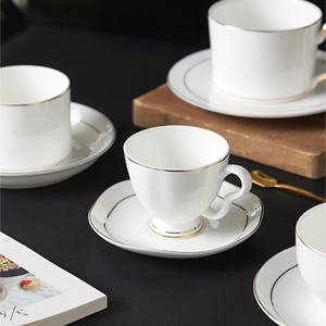 Современный винтажный английский чайный набор из костяного фарфора с золотой отделкой: керамические чашки и блюдца - Product Image 4