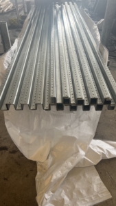 <strong>Postmaster</strong> Line Posts G90 Hot Galvanized 3mm Thick Steel Posts with Wooden Draw Holes Strong Type Fence Framework