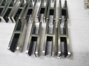 Großhandel China Edelstahl-Glasgeländerklemme für 180 Grad Satin Gebürstet/Spiegelpoliert Oberfläche für Außen-/Innenbereich - Product Image 3