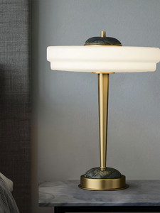 Lampe de chevet <span class=keywords><strong>LED</strong></span> en fer minimaliste postmoderne pour chambres à coucher ; Lampe de table design nordique pour villas, showrooms et bureaux - Product Image 1