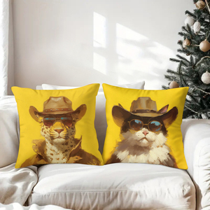 활기찬 노란색 베개 위에 카우보이 모자와 선글라스를 쓴 귀여운 동물들이 아늑하고 축제 분위기 있는 거실 장면을 장식합니다. - Product Image 3