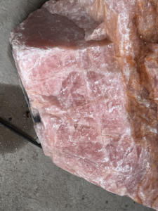 Super offre des blocs de quartz rose rugueux avec une pierre de quartz rose de forme naturelle pour des utilisations polyvalentes - Product Image 2