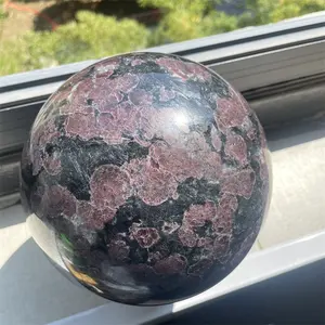 Каменный гранатовый шар с натуральным целебным кристаллом